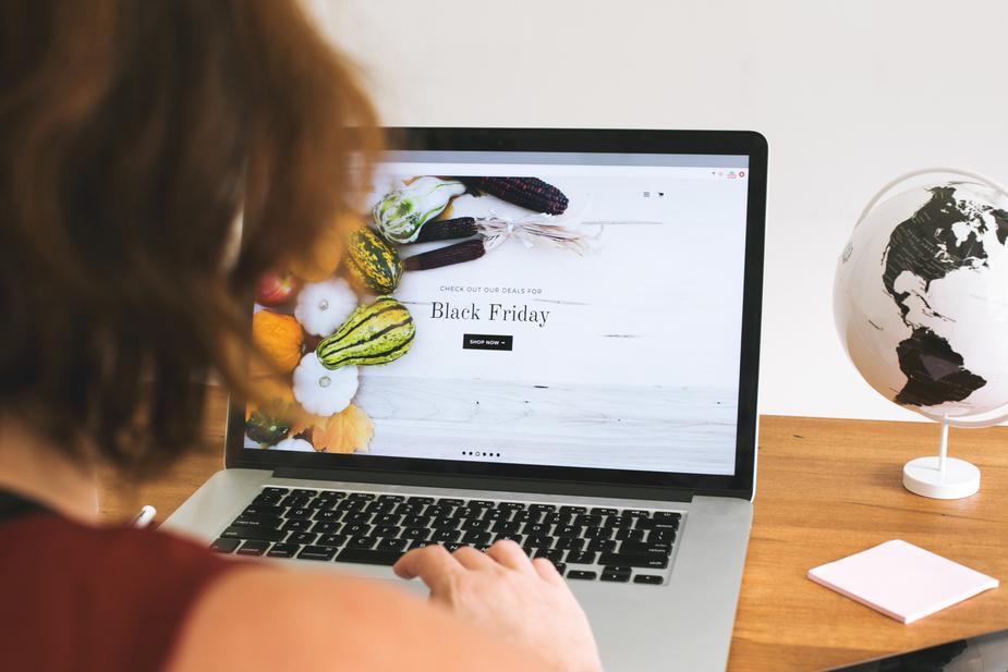 Sur la photo, une personne consulte les offres sur un site e-commerce