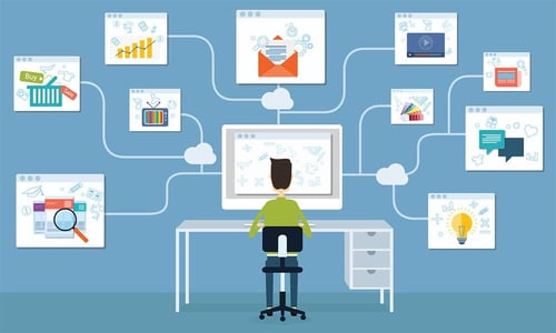 Quel CMS choisir pour mon site web ? Sur l'illustration, on voit un personnage assis à son bureau et réfléchir aux différentes fonctionnalités pour son site Web