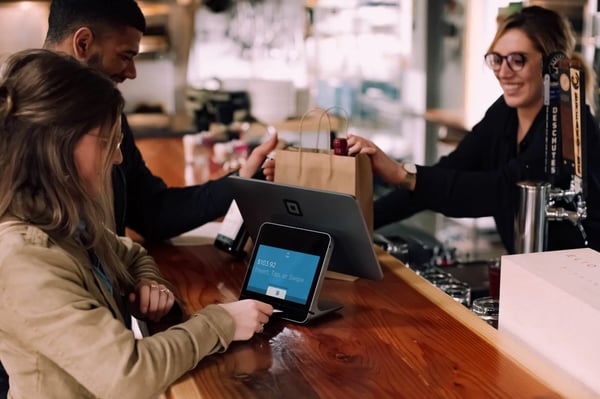 Sur cette photo, nous deux clients venant récupérer un achat en boutique