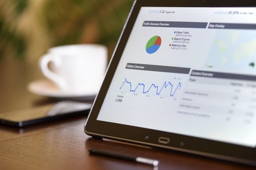 Sur la photo, nous voyons des courbes de résultats SEO.