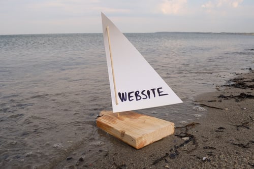 Quels contenus pour votre nouveau site Web. Si vous ne voulez pas que votre nouveau site web prenne l'eau, il faut faire du tri et sélectionner les contenus de qualité. Ici, nous avons une photo d'un petit bateau à voile sur le bord de mer