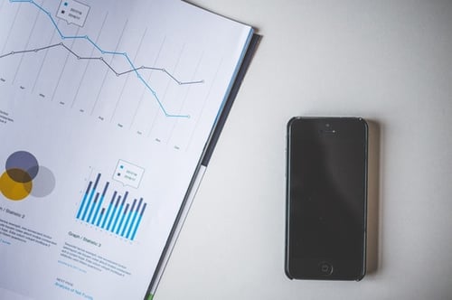 Comment conserver le jus SEO lors de la refonte de cotre site Internet. Sur la photo, nous voyons des graphisme et un téléphone portable
