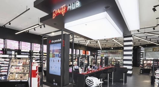 Sur cette photo, nous voyons l'intérieur d'un magasin Sephora.