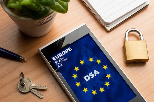 Qu'est-ce que le DSA ? Sur la photo, nous voyons un téléphone portable dont l'écran affiche le mot DSA encerclé par les étoiles du drapeau européen