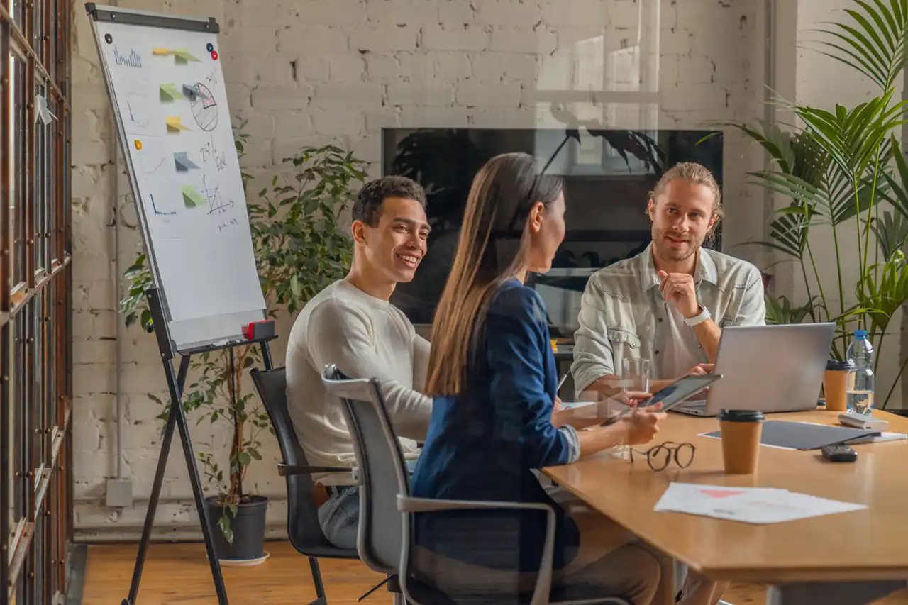 Un équipe Conseil en stratégie IA est en plein travail sur le projet d'un client