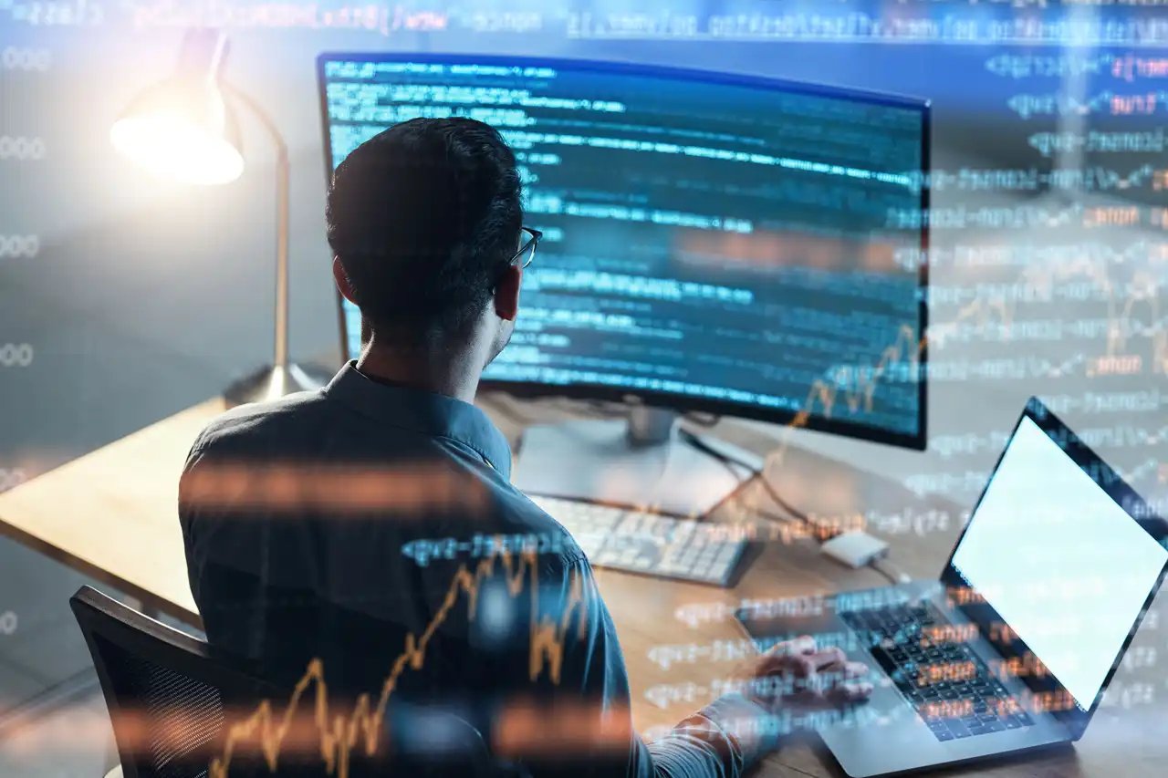 Un développeur / intégrateur IA travaille à l'intégration d'une intelligence artificielle sur la solution digitale d'un client