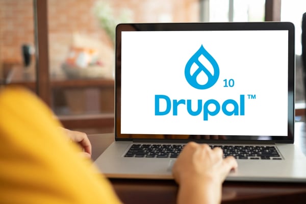 Drupal 10, qu'est-ce qui change sur cette nouvelle version sortie mi-décembre ? Sur la photo, nous voyons un ordinateur portable avec le logo de Drupal