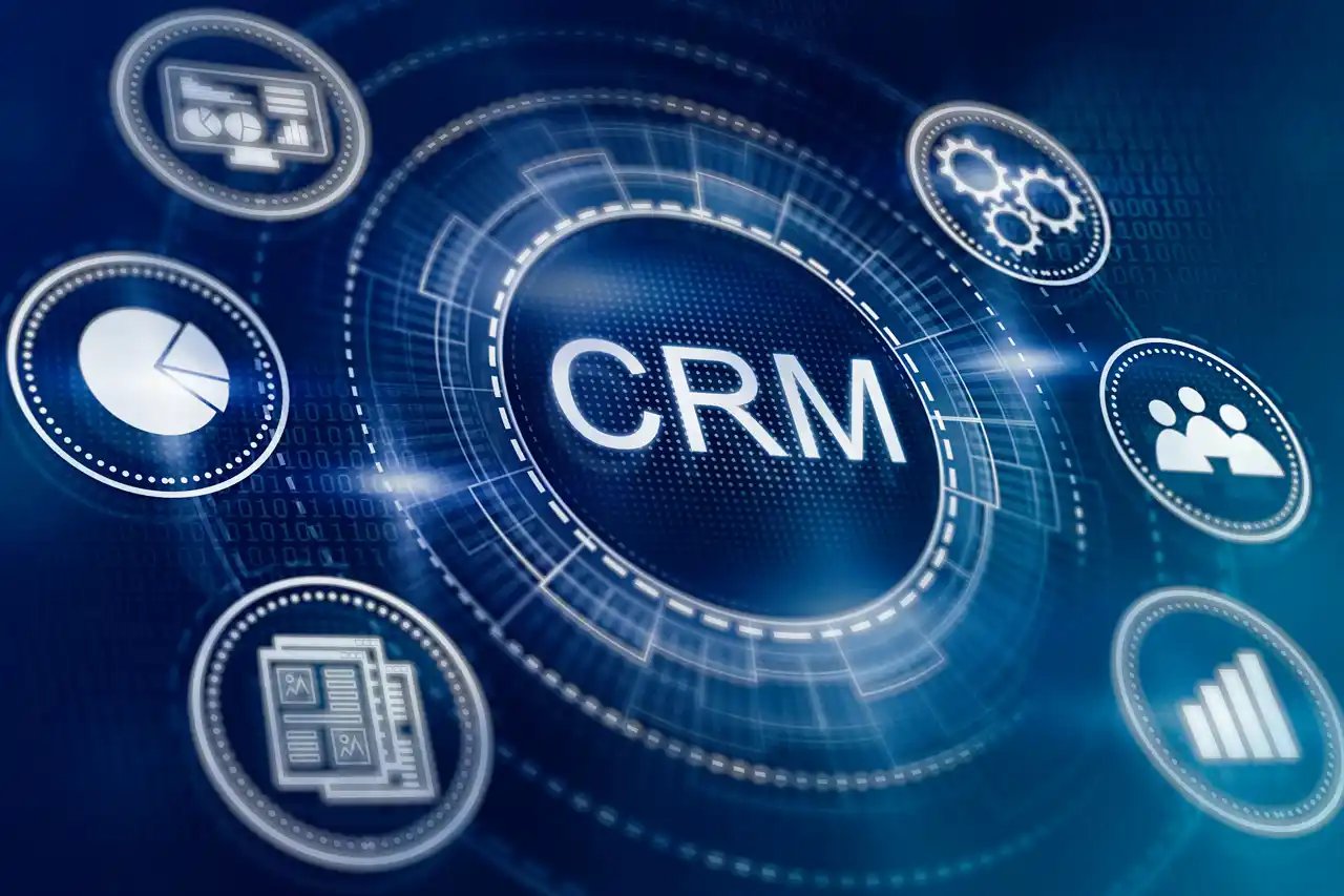 Sur la photo, nous voyons l'acronyme CRM avec des fonctionnalités