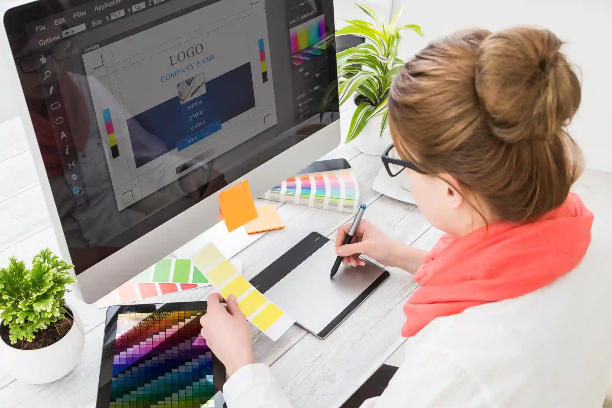 Une UI designer élabore sur son ordinateur une charte graphique