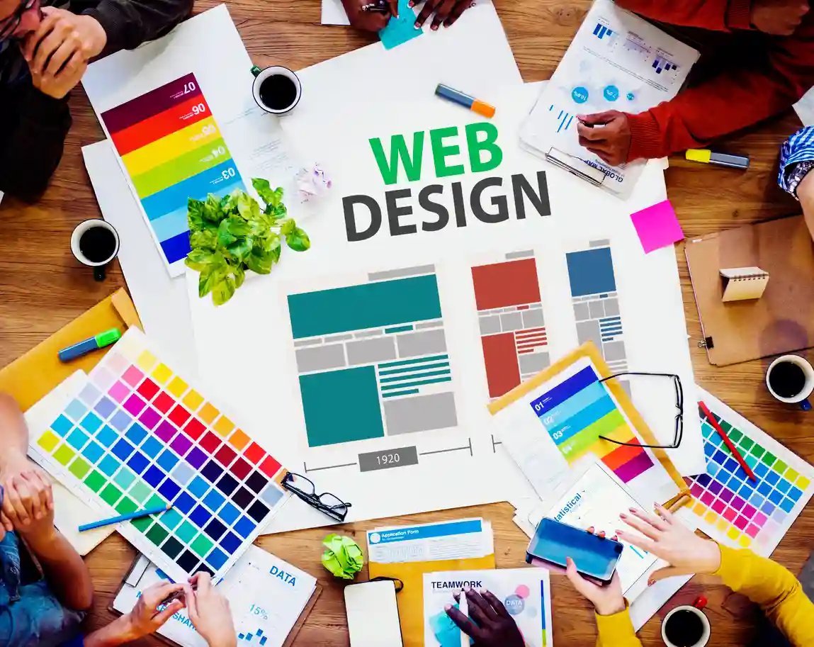 Un groupe d'UI designer font une séance de brainstorming pour déterminer les meilleures couleurs pour un projet