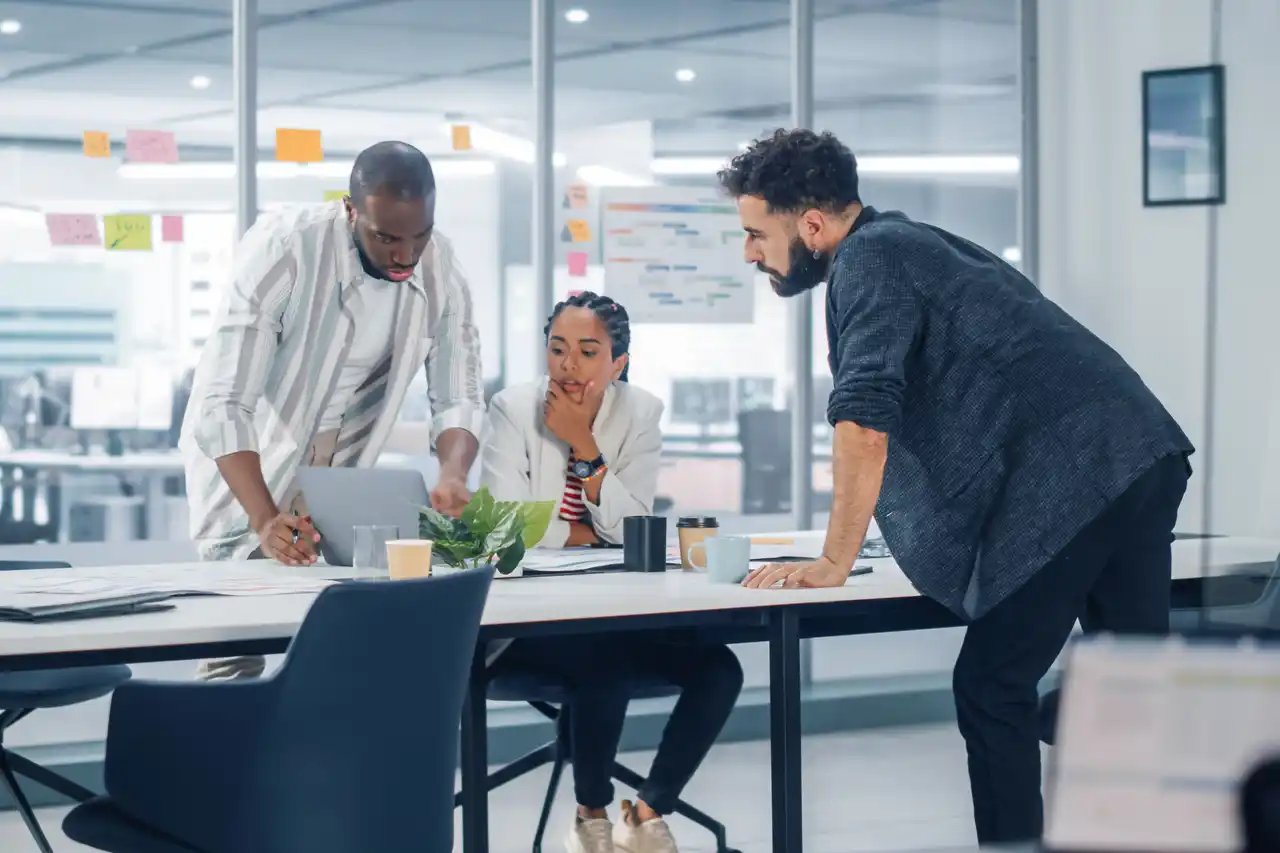 des experts SEO travaillant sur la stratégie de référencement naturel d'un client