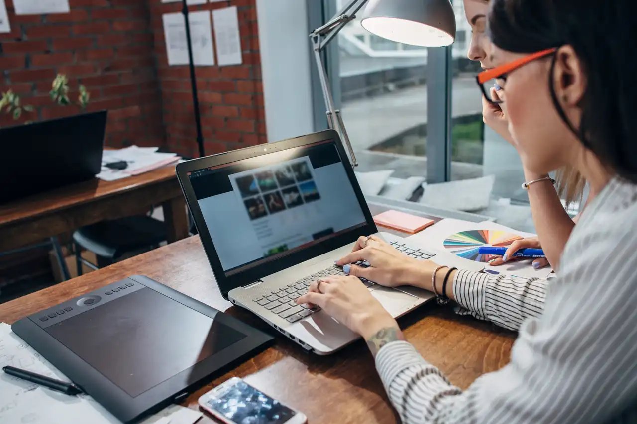 Deux femmes travaillent sur la conception d'une page web