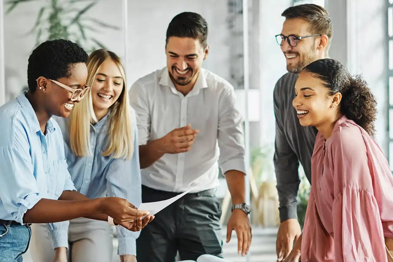 Une équipe d'expert SEO échangent autour d'un projet