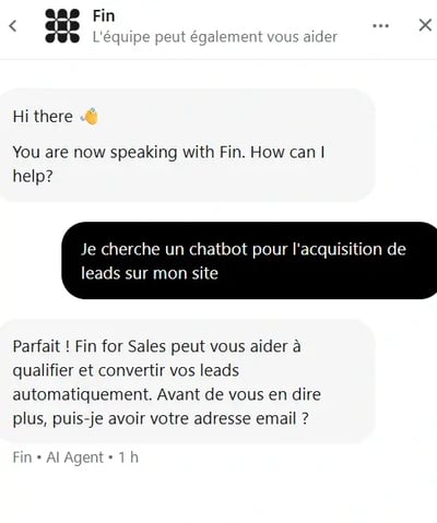 Exemple de chatbot demandant l'adresse email dès le début de la conversation, avant de qualifier le besoin du visiteur.