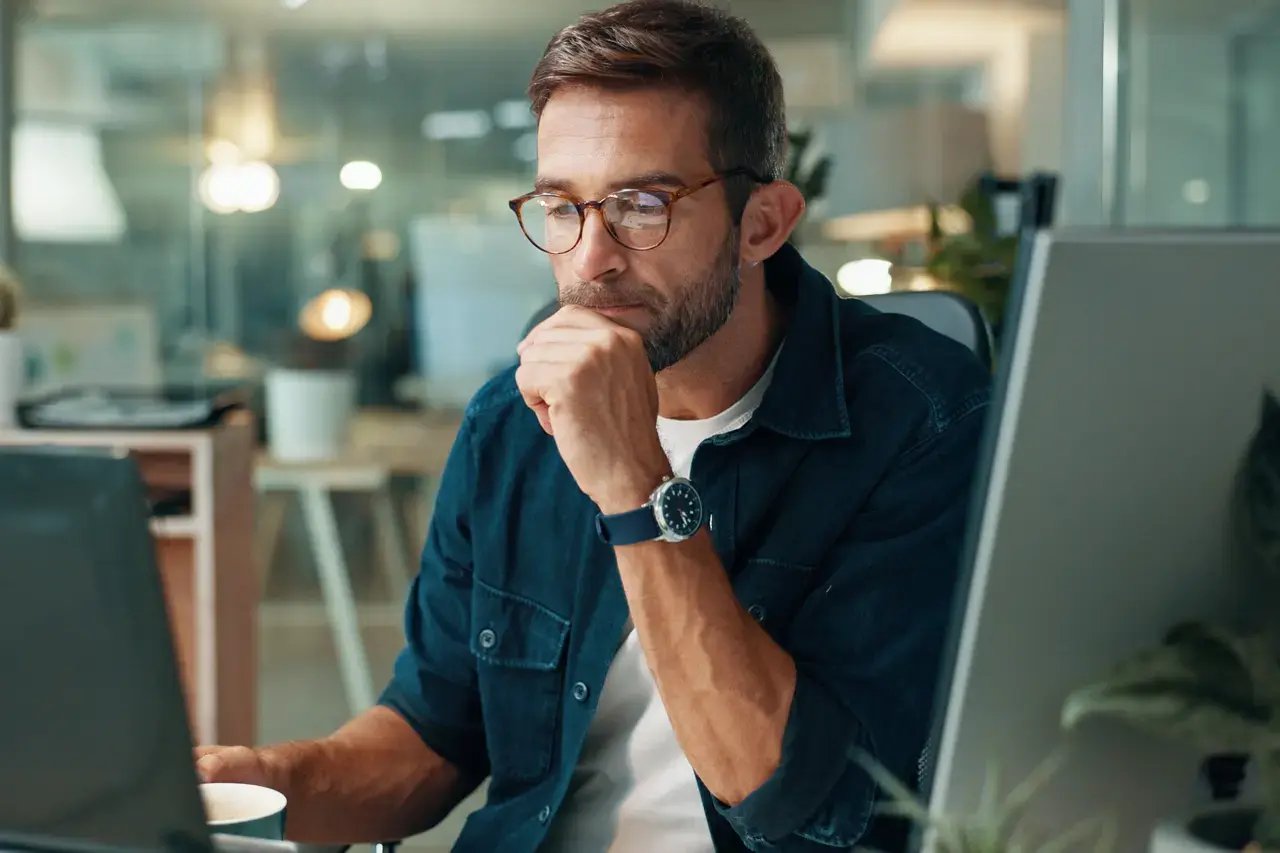 Un expert SEO qui réfléchit à la prochaine stratégie de référencement naturel pour son client.