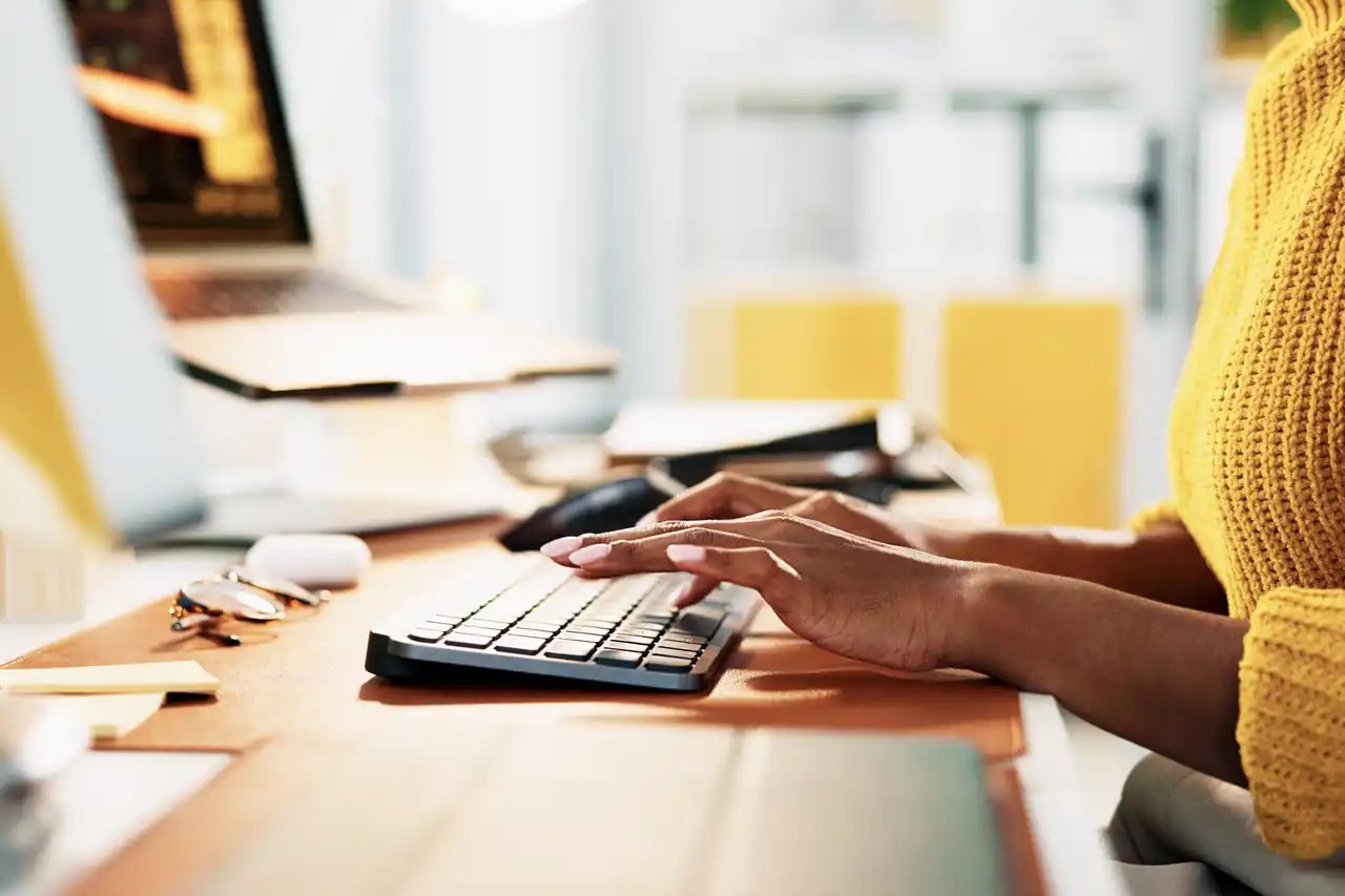 Rédaction de contenus FALC sur ordinateur pour rendre les informations plus accessibles aux personnes en situation de handicap.