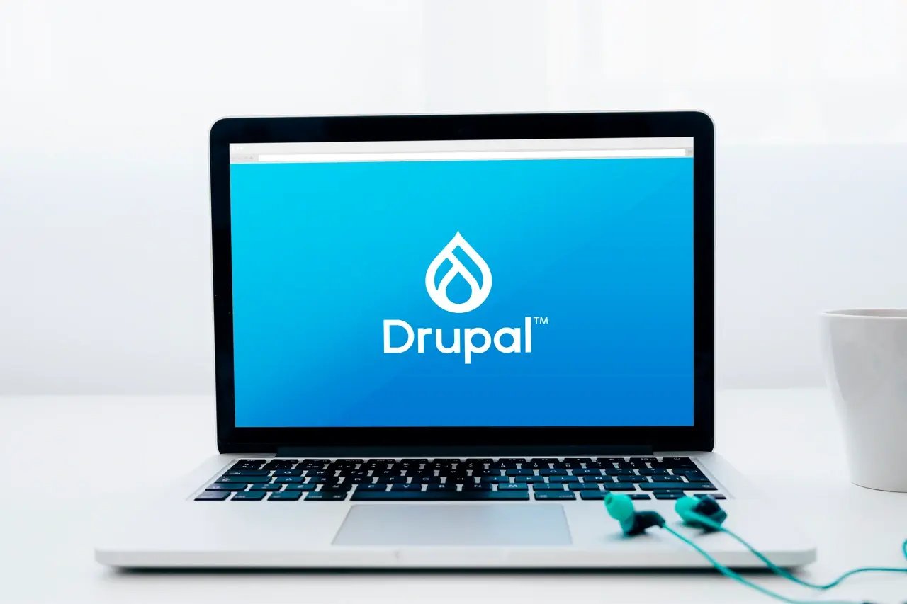 Ordinateur avec le logo Drupal