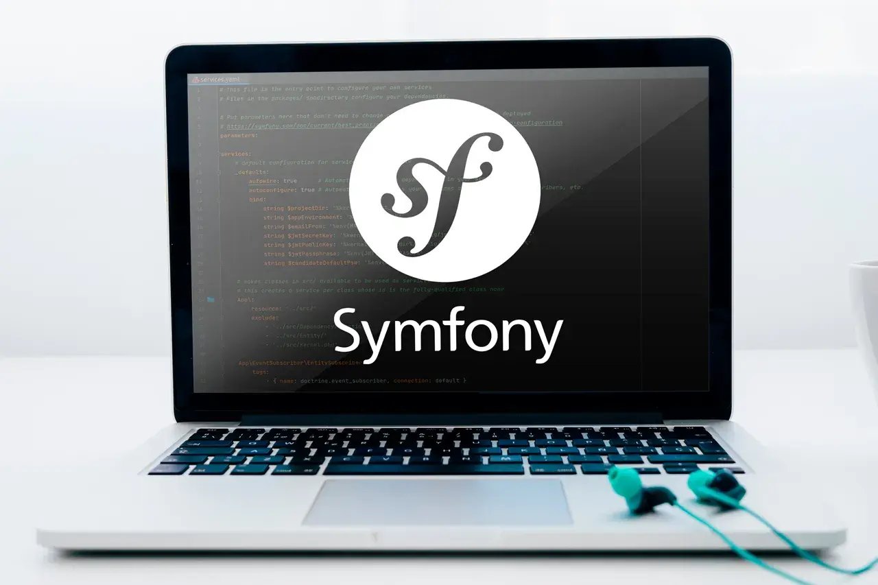 Ordinateur avec le logo du framework Symfony