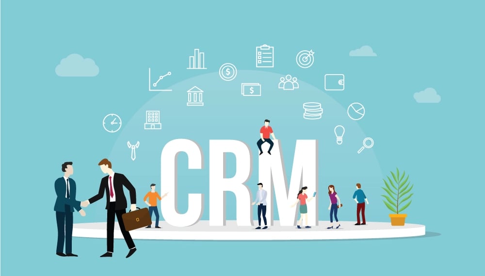 L'acronyme CRM avec deux personnes qui concluent une affaire