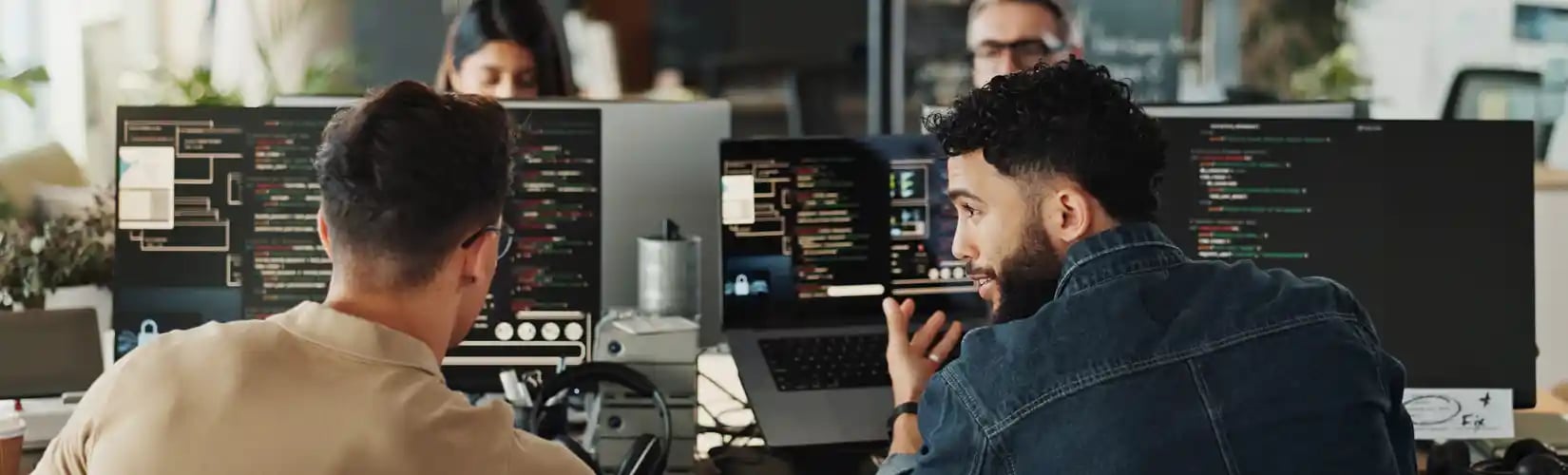 Deux développeurs échangent sur un projet client pour la conception d'une application métier