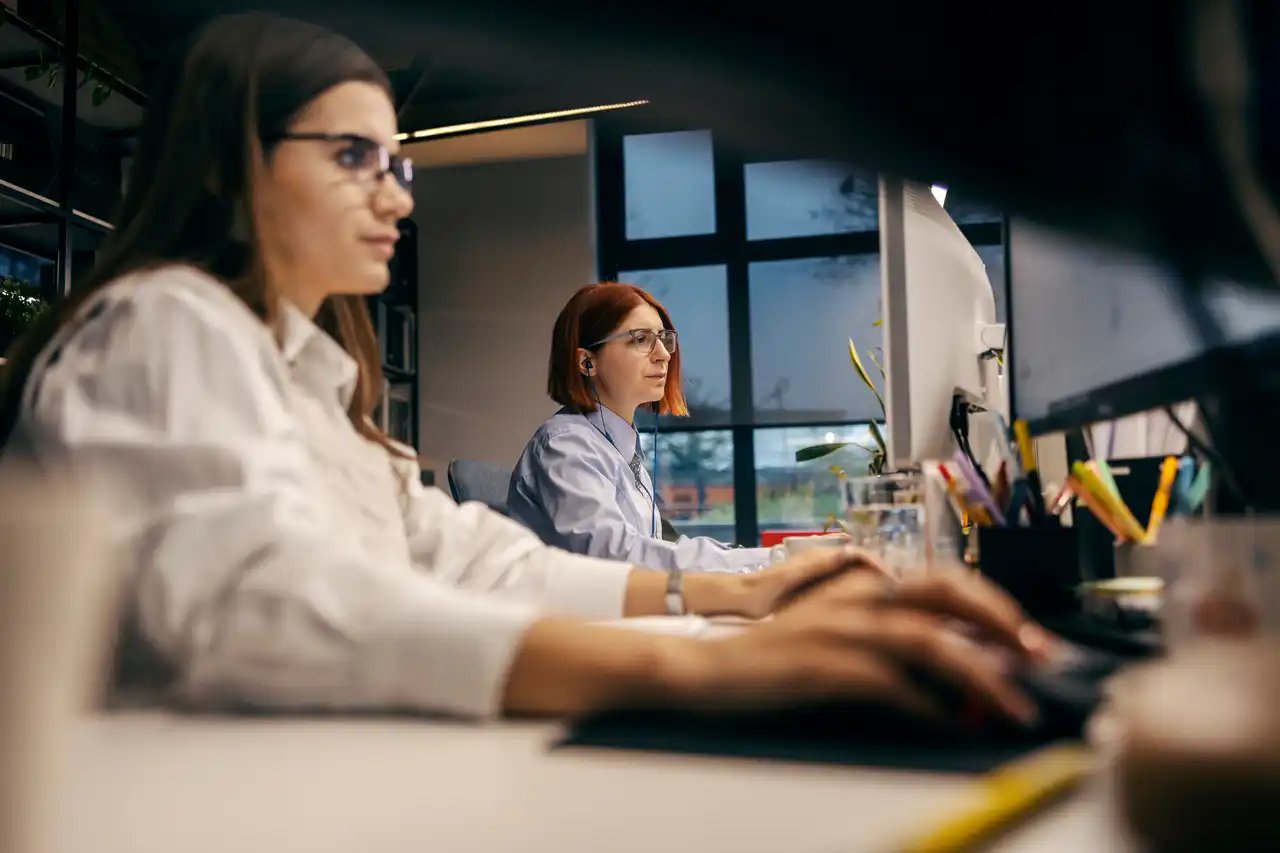 Deux expertes SEO travaillent sur un projet d'audit