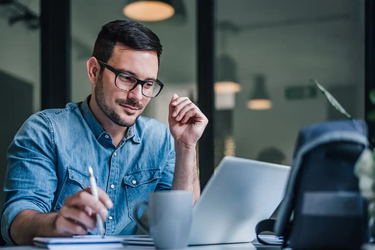 Un expert SEO rédige un rapport d'audit SEO pour un client