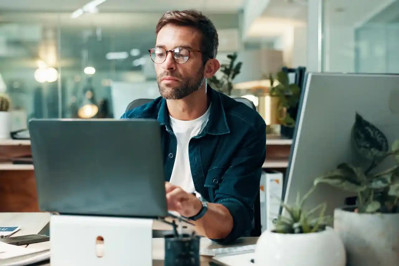 Un rédacteur web rédige un article de blog optimisé SEO pour le blog d'un client