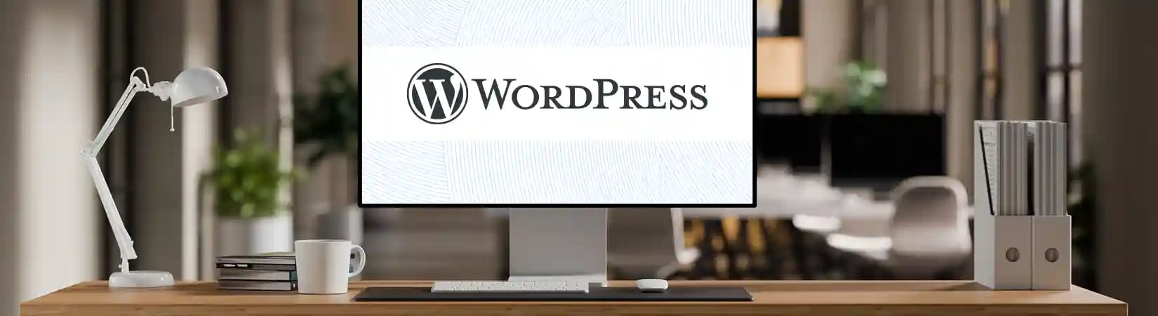 un open space avec un écran d'ordinateur comprenant le logo WordPress