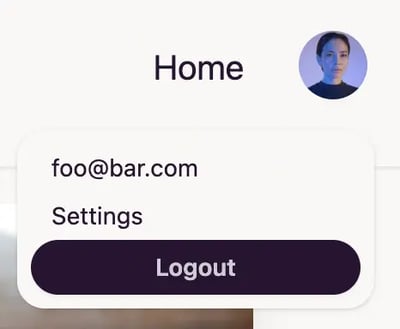 Interface utilisateur avec un menu déroulant incluant l’e-mail foo@bar.com, un lien Settings et un bouton arrondi violet pour se déconnecter