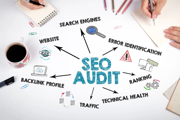 Concept d’audit SEO. La réunion à la table blanche du bureau