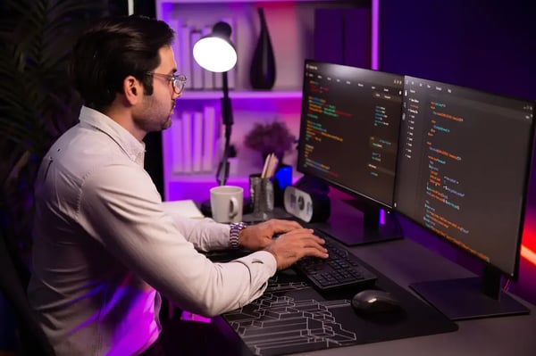 Un développeur développe un site Internet sur son ordinateur