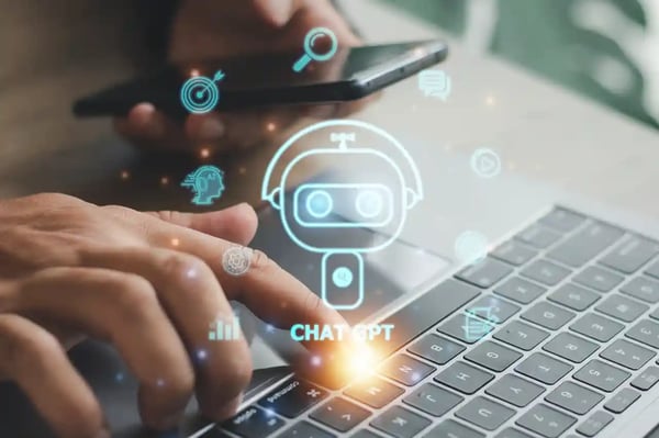 Professionnel utilisant un ordinateur portable avec une interface d'intelligence artificielle illustrant l'automatisation des processus commerciaux dans un CRM