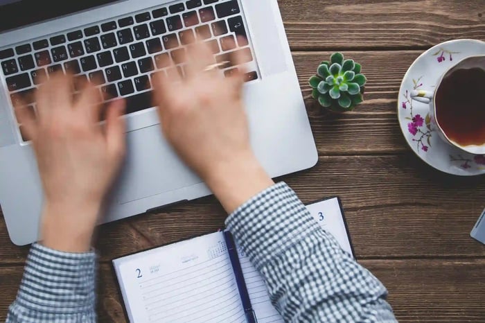 Homme réalisant un calendrier éditorial sur son ordinateur portable