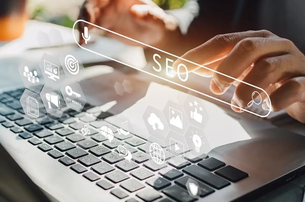 Sur la photo, une personne réaliser une recherche SEO
