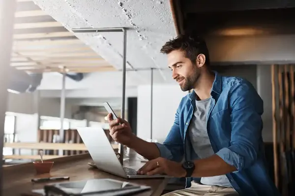 Homme consultant une application métier sur son téléphone