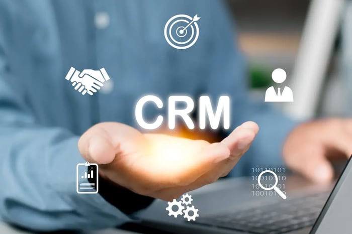 Illustration d’un CRM centralisant les données clients, symbolisant la connexion entre HubSpot et un logiciel de réservation touristique