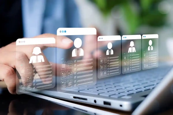 Illustration de l’enrichissement automatique des fiches entreprises dans HubSpot grâce à des données issues de référentiels officiels