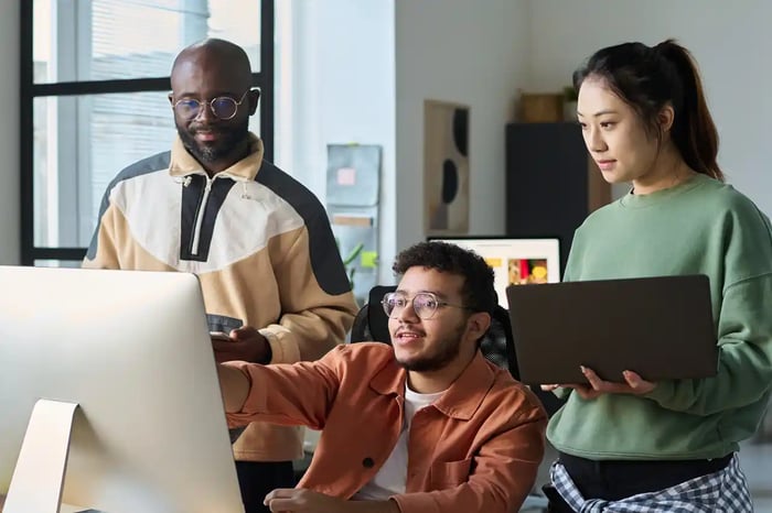 Une équipe de développeurs web travaillent sur un projet