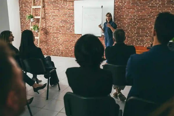 Une coach explique un nouveau projet d’entreprise lors d’un événement