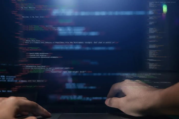 Un homme développe et code un site internet avec un formulaire sur Symfony