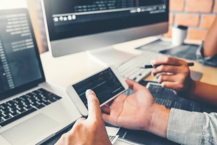 Développement de l'équipe développeur conception de site Web et technologies de codage travaillant au bureau de la société de logiciels
