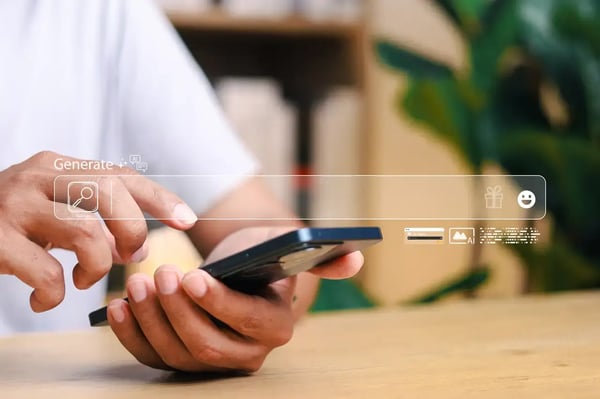 Sur la photo, un homme effectue une recherche via une IA sur son smartphone pour trouver un commerce à proximité de chez lui. Une parfaite illustration du GEO local et des nouveaux usages de recherche.