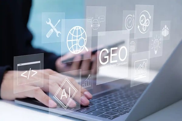GEO Concept. Optimisation générative du moteur pour la stratégie de marketing en ligne, saisie manuelle sur un ordinateur portable avec des icônes représentant l’IA, le codage, le marketing en ligne moderne et les stratégies publicitaires.