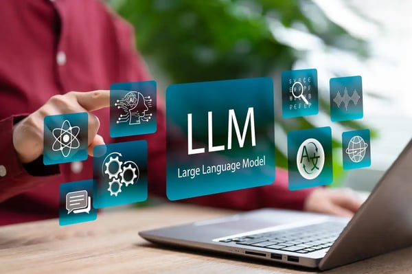 LLM, concept de modèle de grand langage AI, une personne utilise un ordinateur portable et une application avec une capacité de génération de langage à usage général, IA de chat, automatisation, apprentissage automatique, analyse de données.