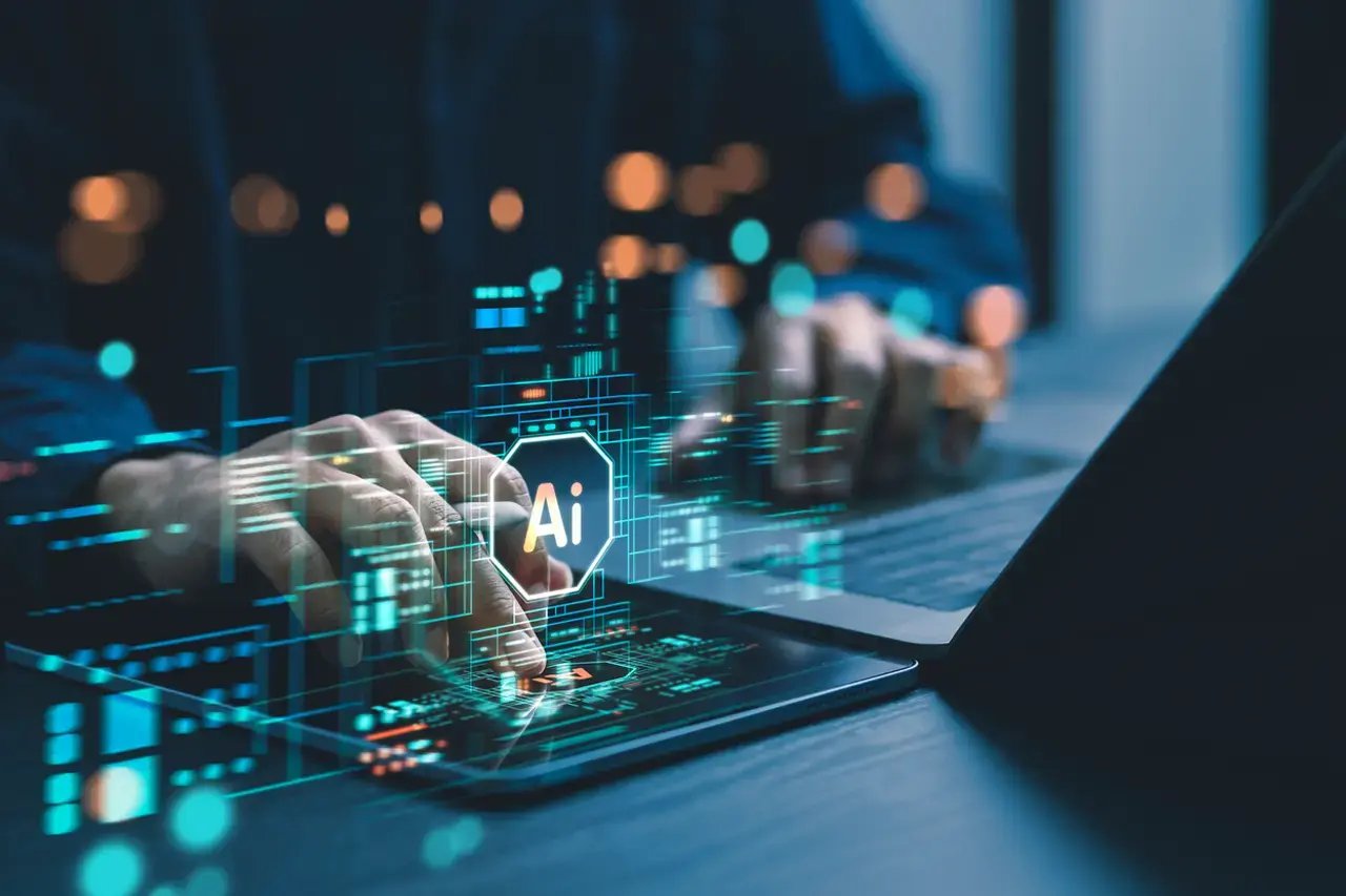 Un homme utilise un ordinateur pour interagir avec l’IA, ce qui les aide à créer, coder, entraîner l’IA ou analyser des données volumineuses grâce à une technologie rapide et de pointe comme Mistral AI.