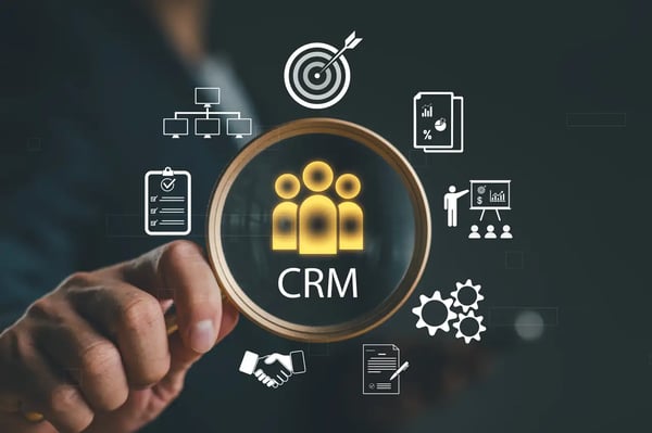 Illustration CRM avec loupe mettant en avant la gestion des contacts, l’automatisation et la performance marketing et commerciale.