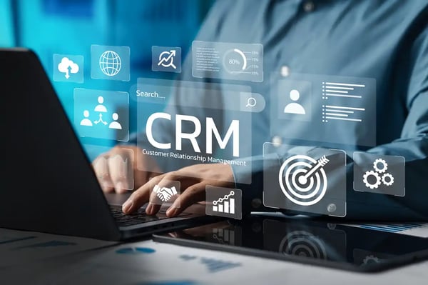 Homme d’affaires utilisant l’ordinateur et le tableau de bord pour analyser les données CRM