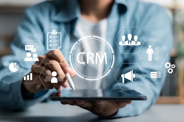 Un homme montre les différentes fonctionnalités d'un CRM