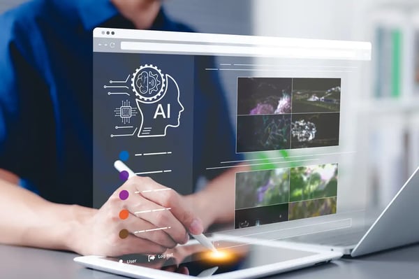 Un chef de projet travaille sur la refonte d'un site internet et il intègre l'intelligence artificielle dans ce projet. En incrustation, nous voyons une tête avec IA et des images générées par l'IA