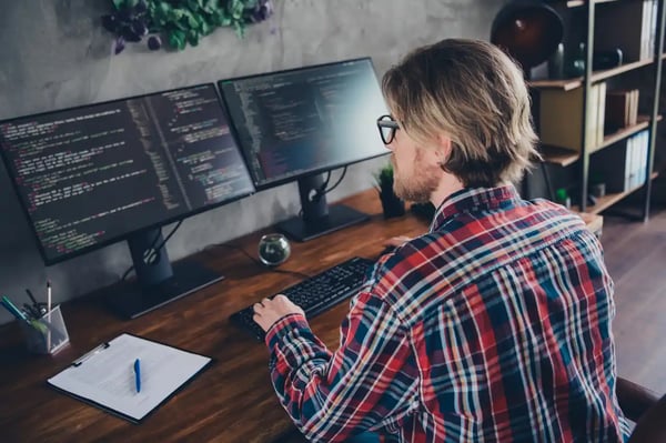 Un développeur Web travaillant sur un projet Symfony